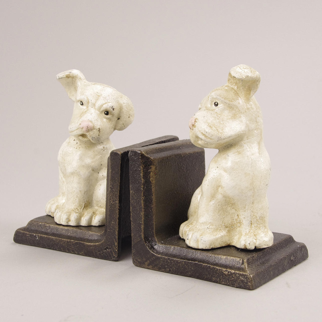 BOKSTÖD, 1 par i form av hundar, målat och patinerat gjutjärn, samtida.