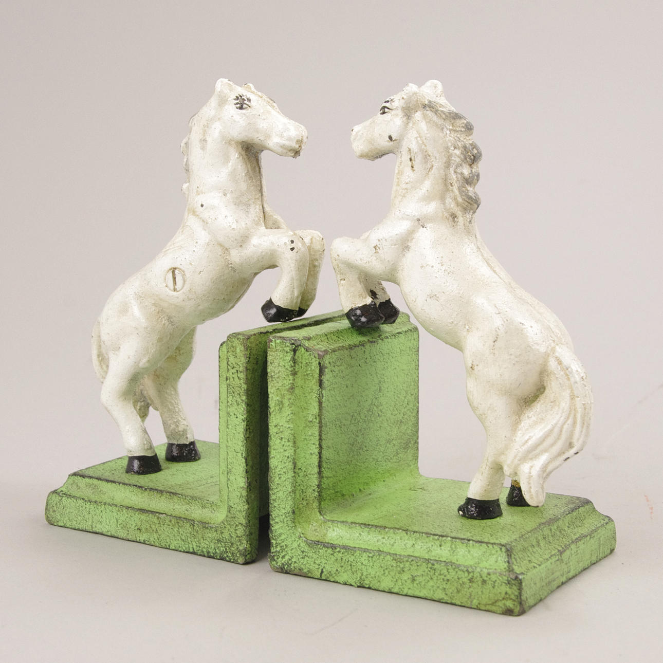 BOKSTÖD, 1 par i form av hästar, målad gjutjärn, samtida.