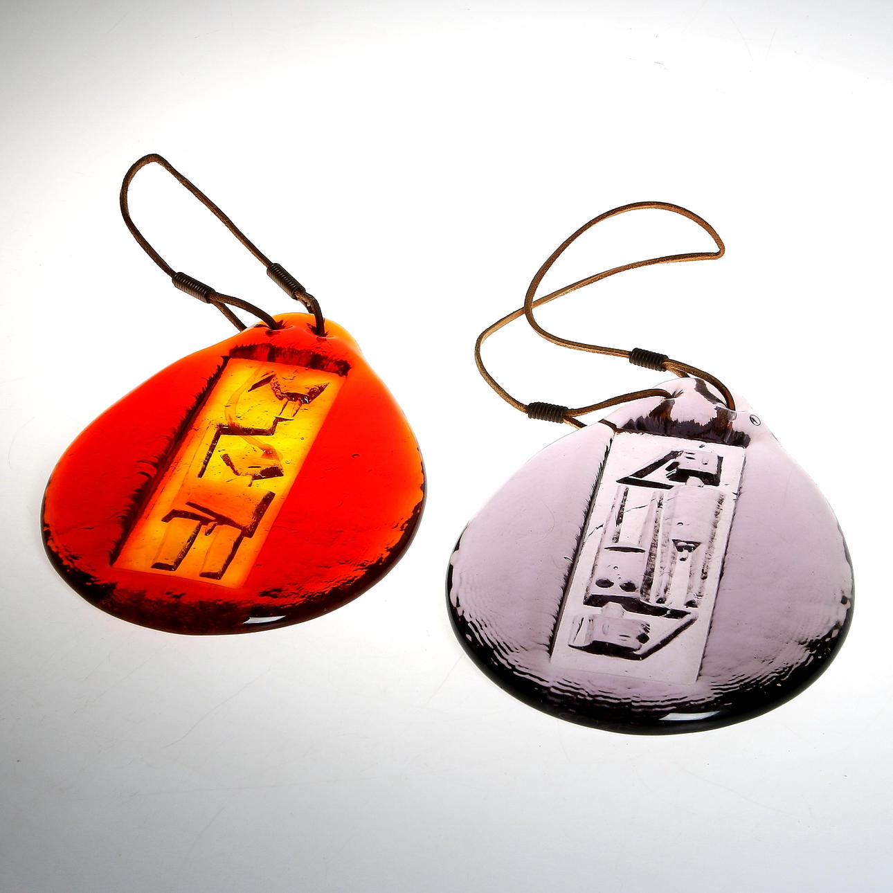 FÖNSTERSMYCKEN / RELIEFER, 2 st, Erik Höglund, Boda glasbruk. 1900-talets mitt.