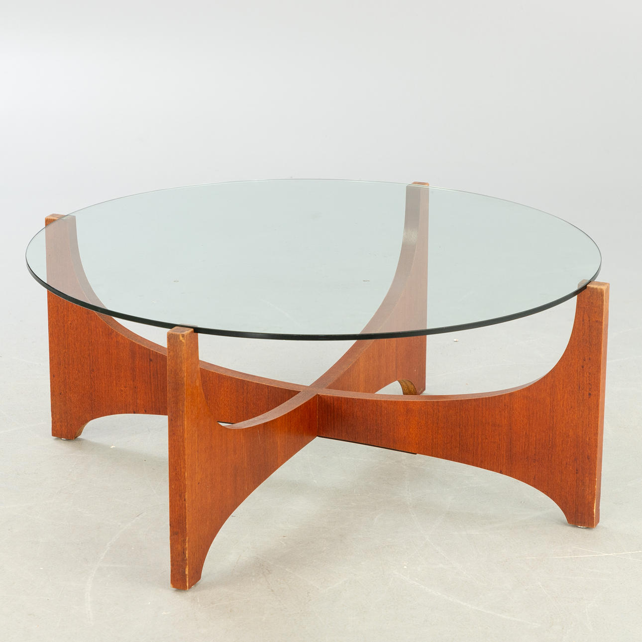 pyöreä lasinen sohvapöytä.