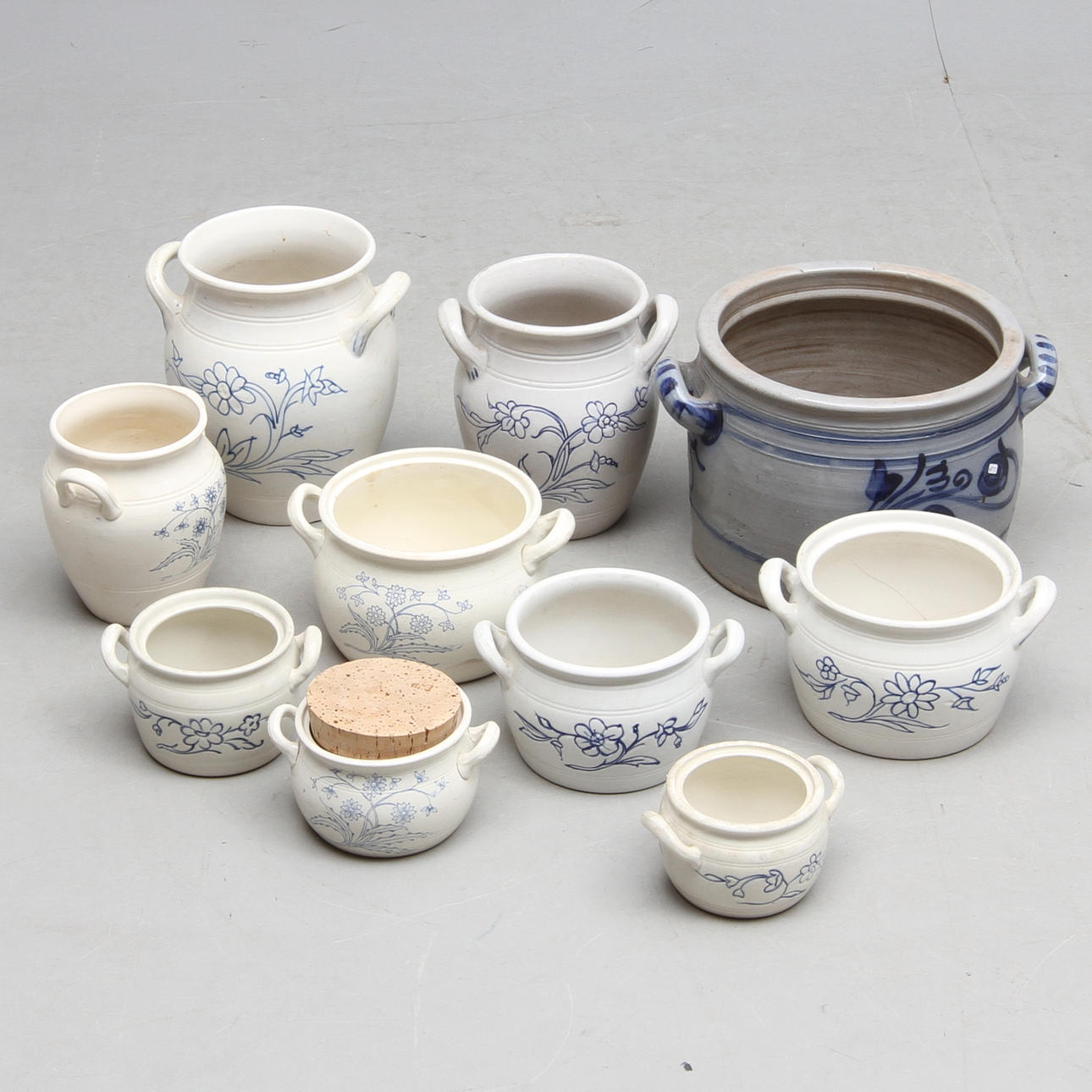 KRUS, 10 st, keramik, bl a Rörstrand, 18/1900-tal.