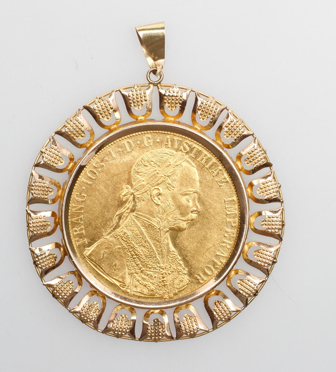 HÄNGE MED INFATTAT GULDMYNT, 14-21,6k guld, total 18,4 gr.