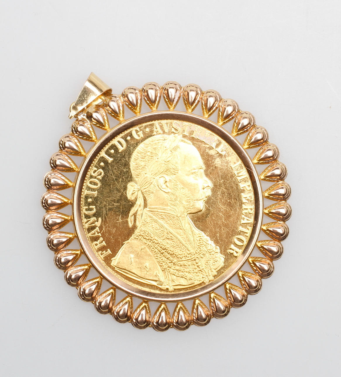 HÄNGE MED INFATTAT GULDMYNT, 14-21,6k guld, total 19,4 gr.