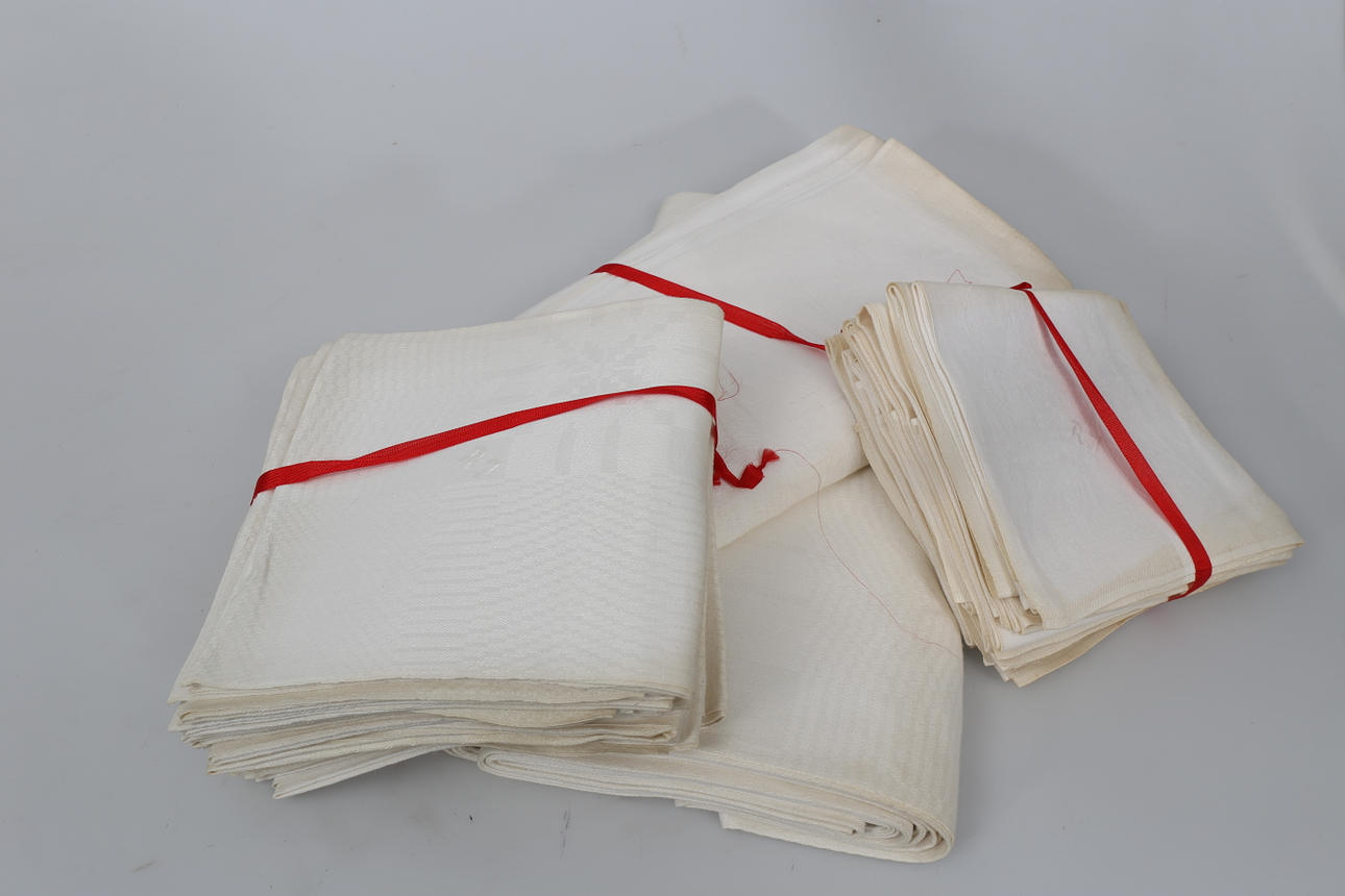 DUKAR OCH SERVIETTER, linne, 26 delar, 1900-tal.