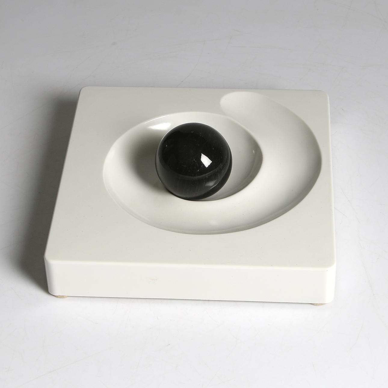 ELEONORE PEDUZZI RIVA. Skulptur / askkopp, "Spiros", melamin och marmor, Artemide, Italien, 1960-tal.