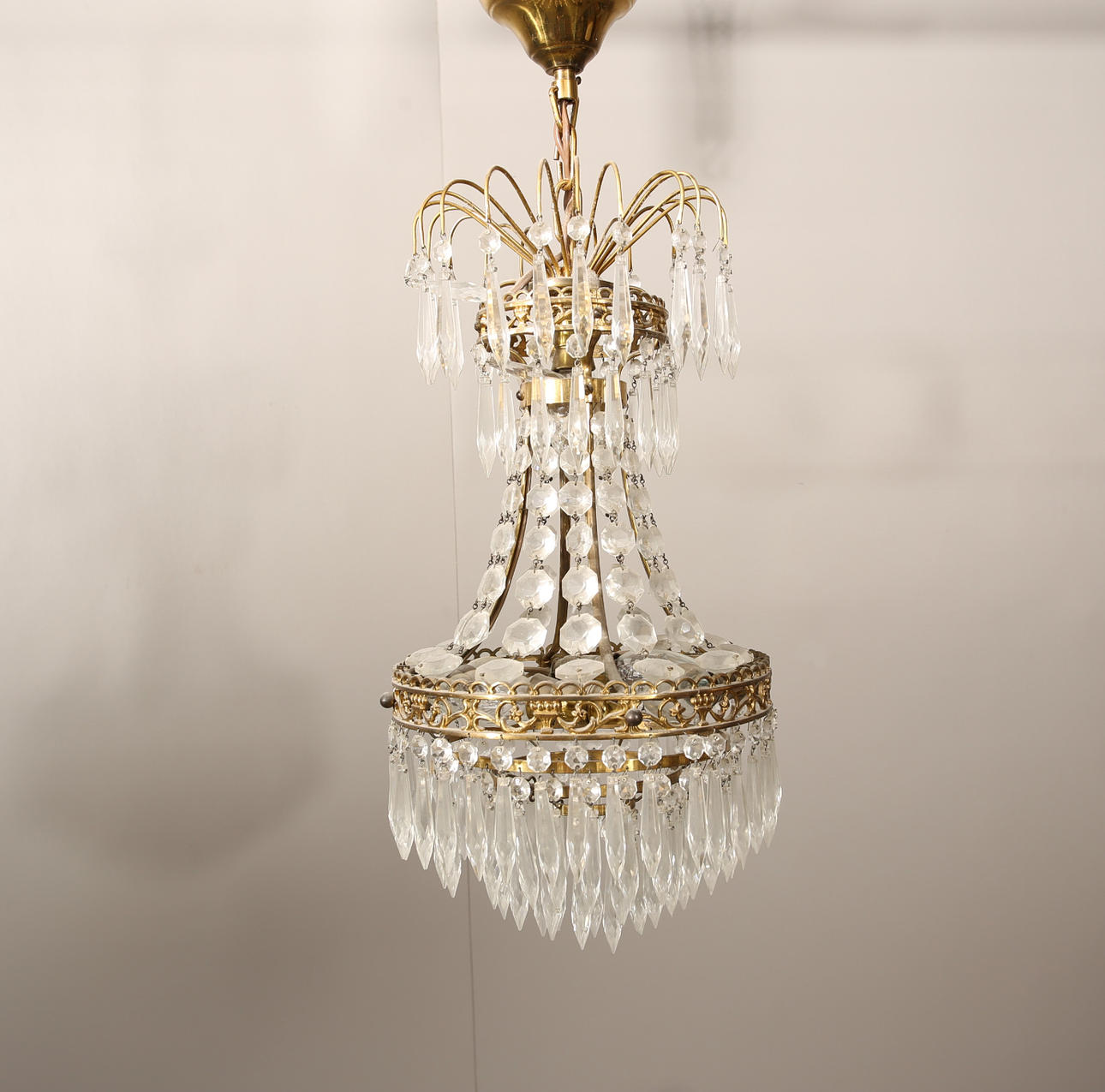 HALLAMPA, brass with prisms, 5 light sources.