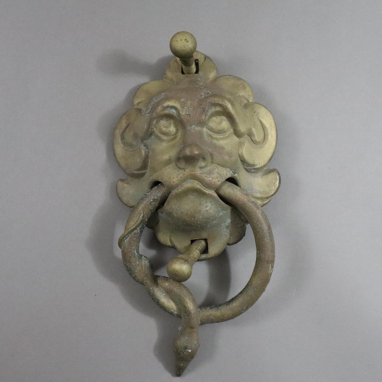 Antik dörrknackare - mässing, mascaron med ormformad visp.