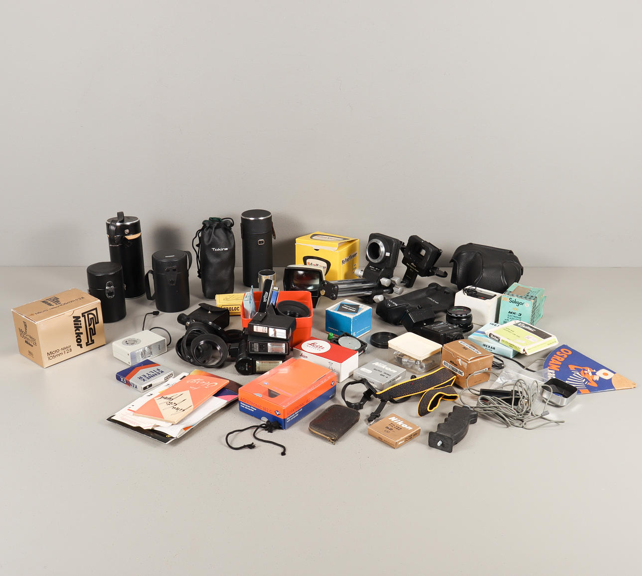 KAMERAOBJEKTIV och diverse fotoutrustning.