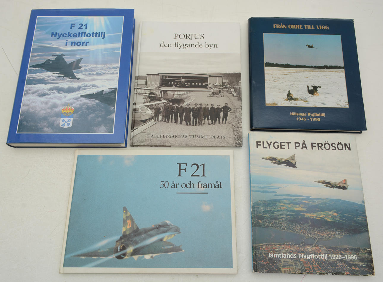 Historia om svenska flygflottiljer & flygplan. 5 Volymer.