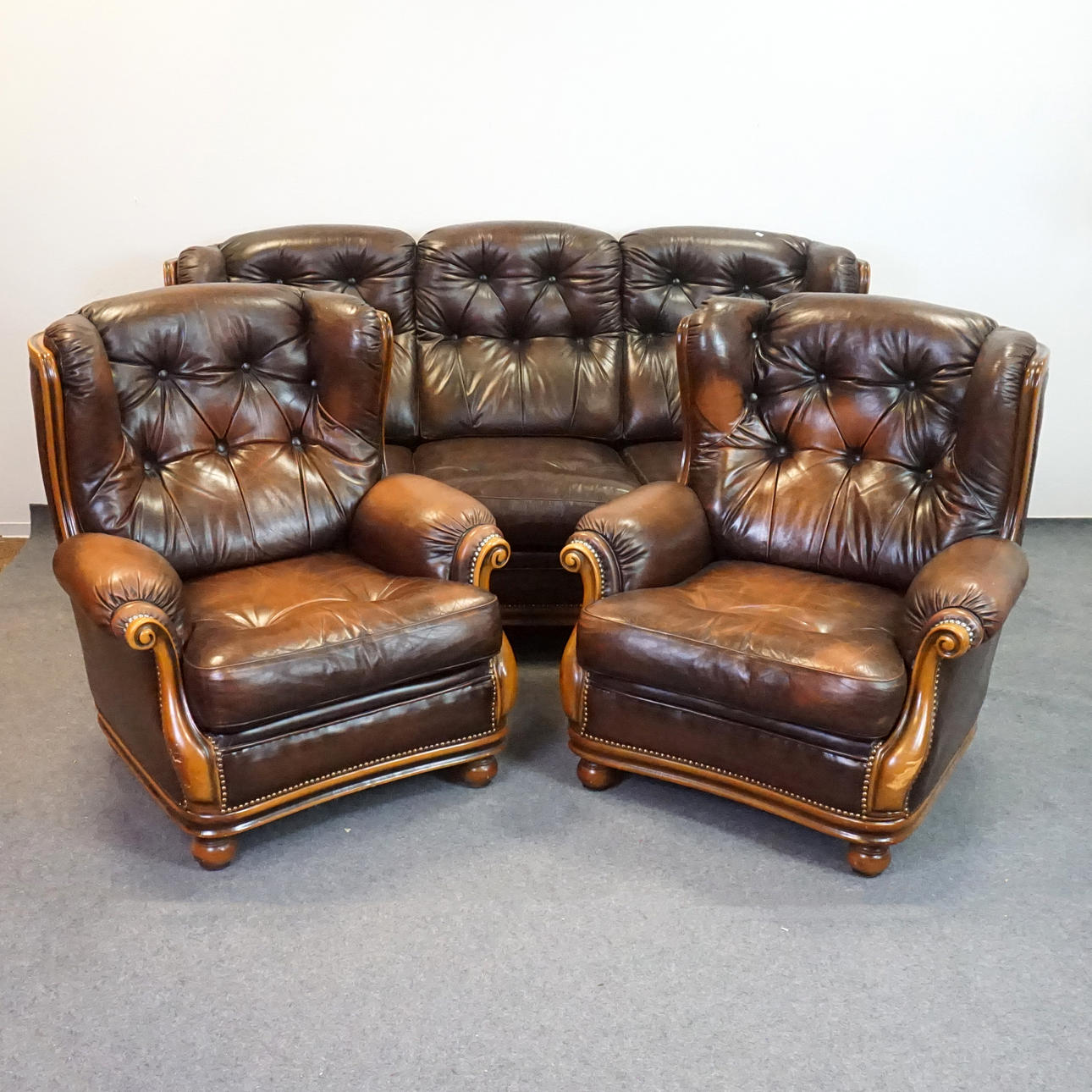 Un conjunto de sofás de piel de 3 piezas, estilo inglés.