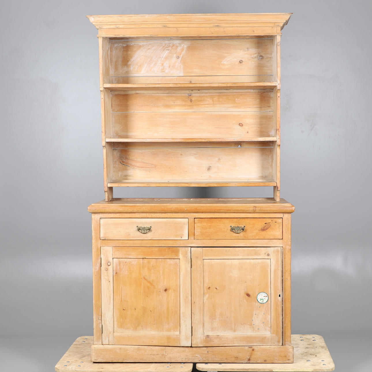 EN STRIPPAD FURU KÖKSBYRÅ.