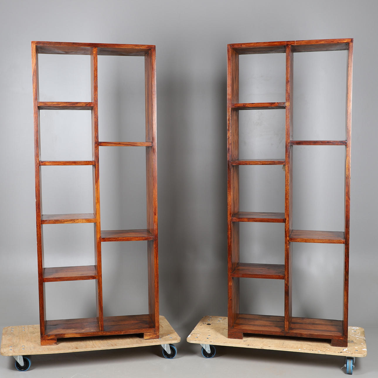 ETT PAR MODERNA HYLLOR AV LÖVTRÄ.