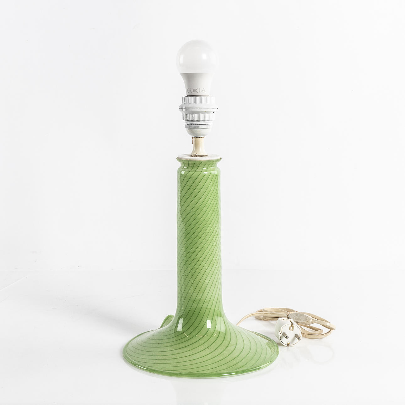 Eine Tischlampe, grünes Glas, 19/2000.