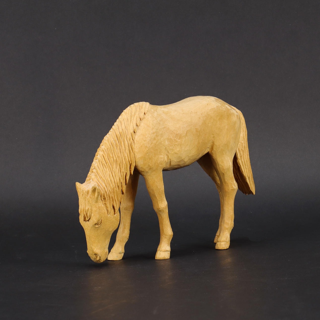 IVAN FISK häst, skuret trä.