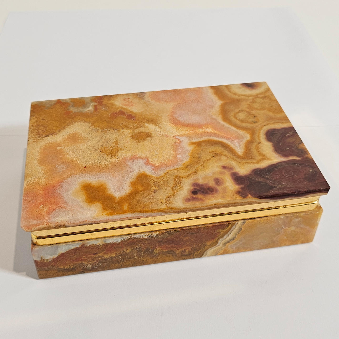 AGATE BOX WITH GOLD EDGE DETAIL.
