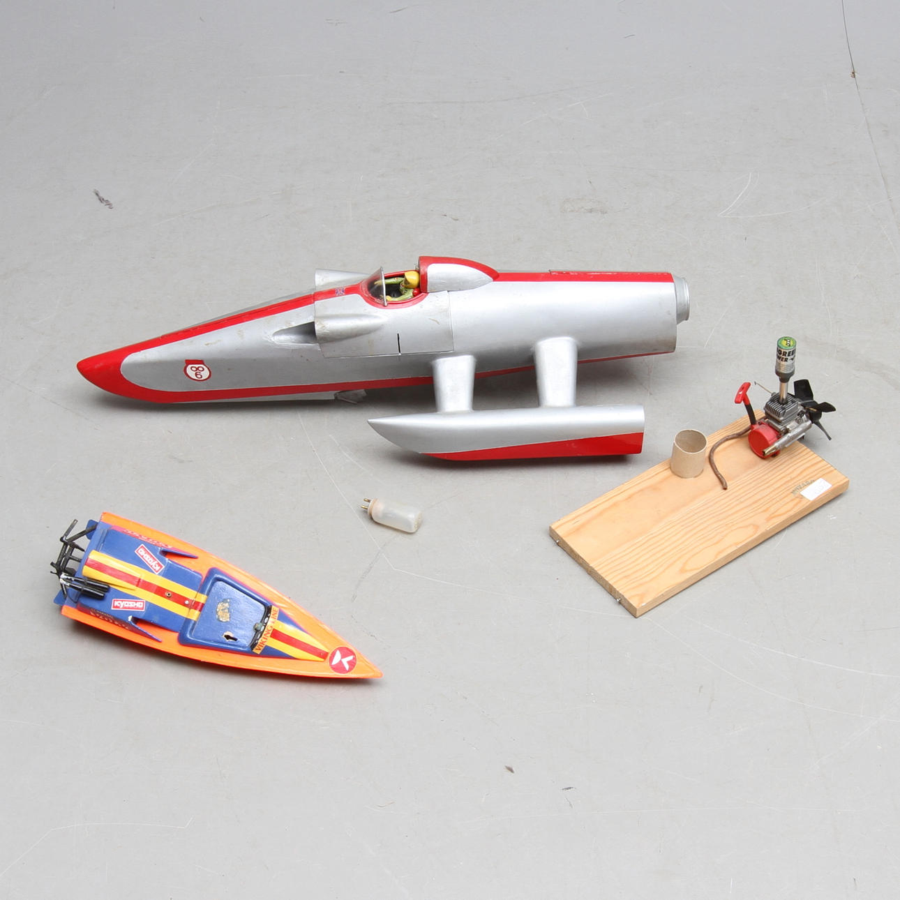 RACERBÅTAR i trä och plast, för radiostyrning, modellmotor Kyosho.