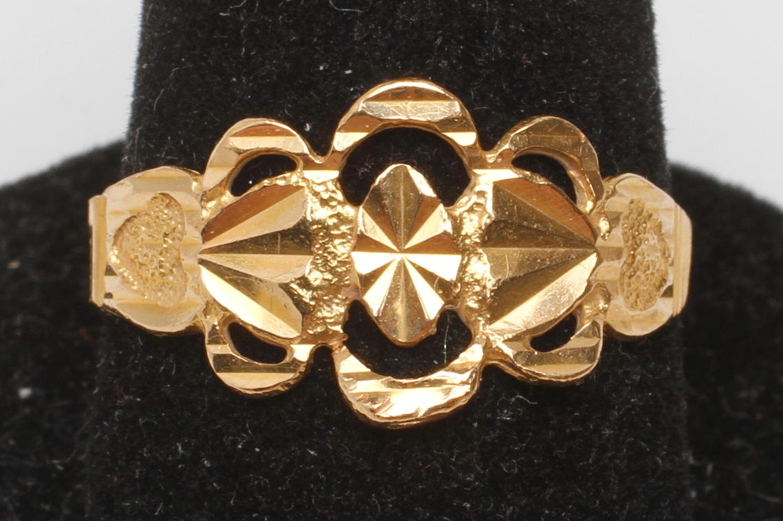 RING, 18k guld, vikt ca 1,9 gr.