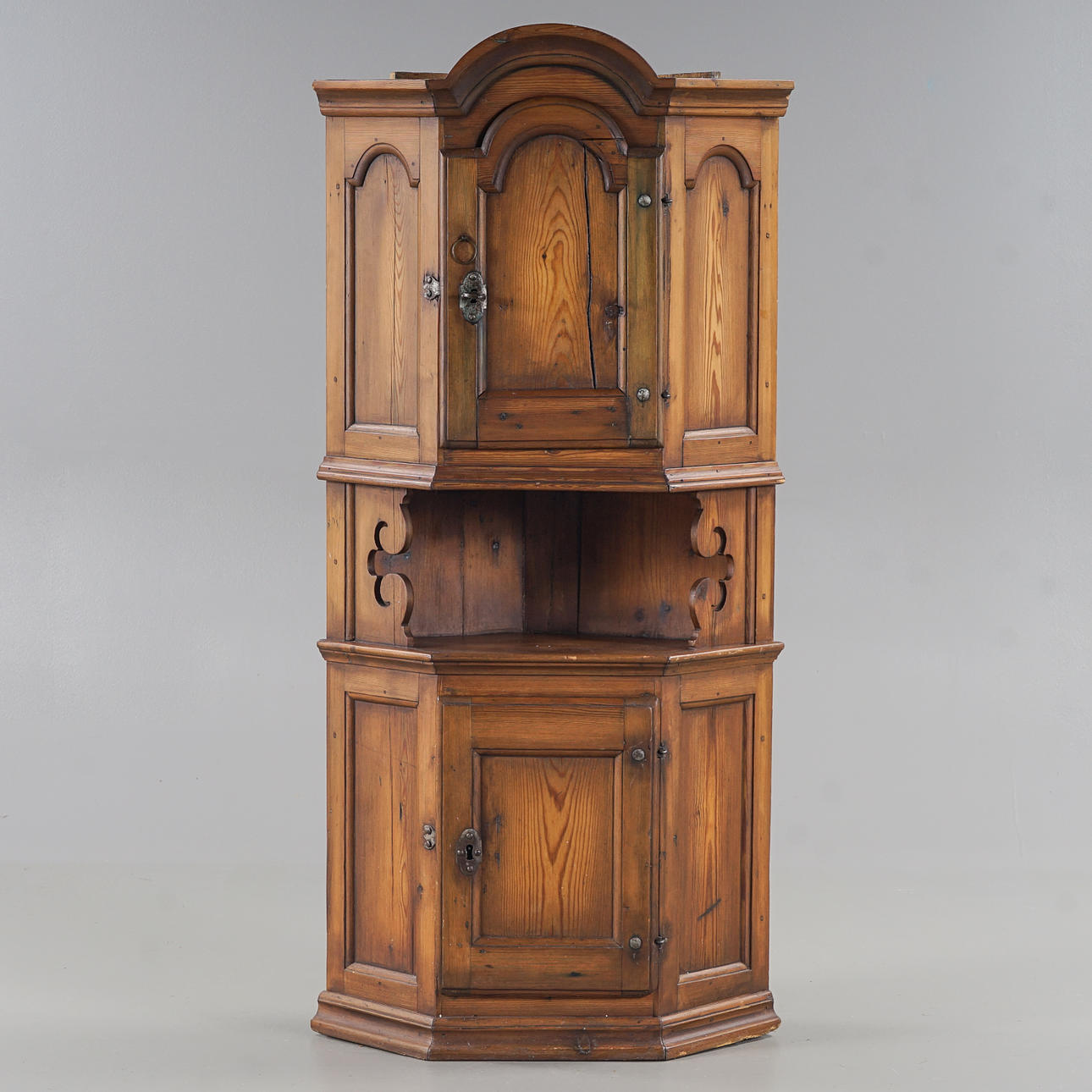 Corner cabinet Allmoge, late 18th century.
