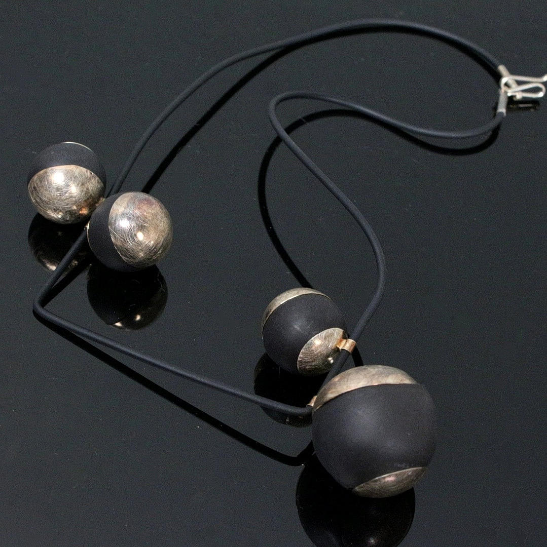 halsband med gummibollar.