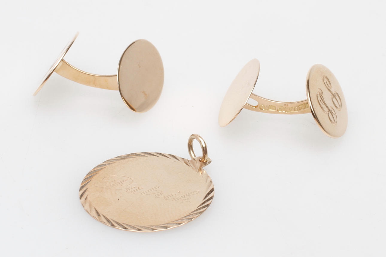 MANSCHETTKNAPPAR, 1 par samt 1 hänge, 18k guld, vikt ca 7,6 gr.