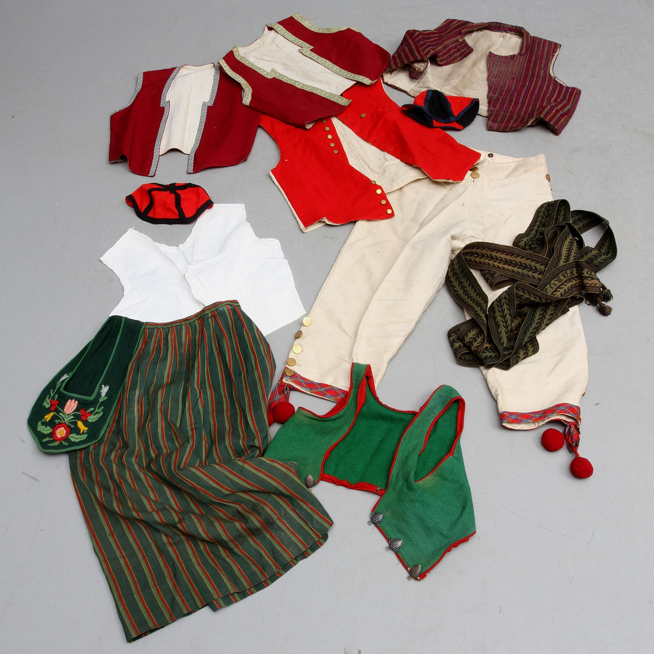 PARTI FOLKDRÄKTSDELAR, mestadels 1900-tal.