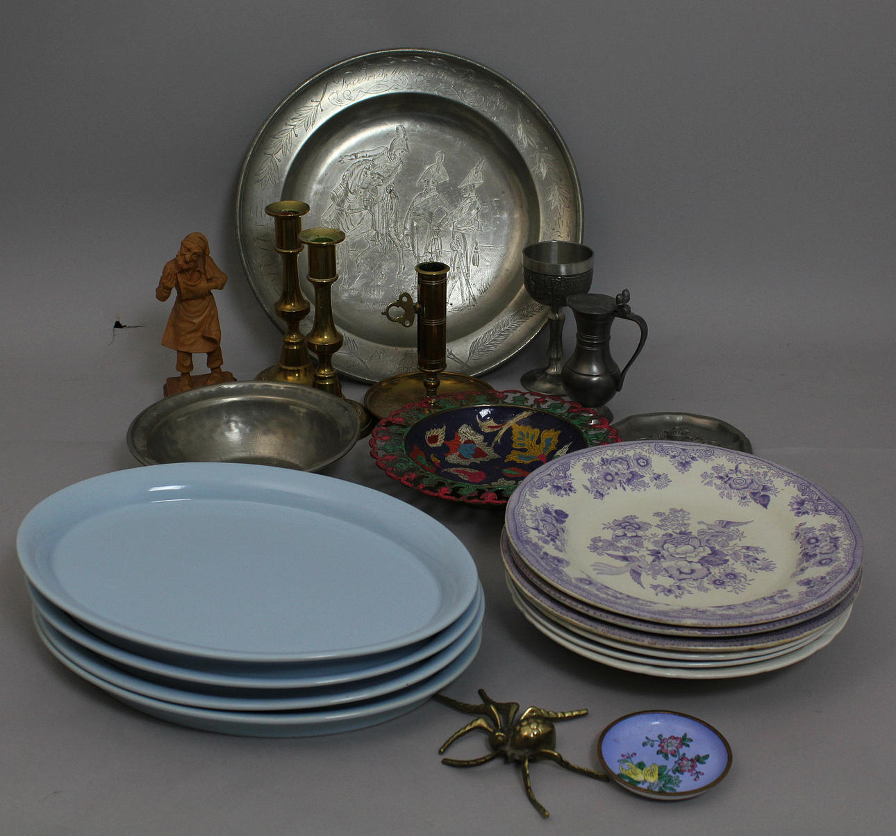 Parti porslin, ljusstakar, tenn etc (22). Bl a Ystad Metall.