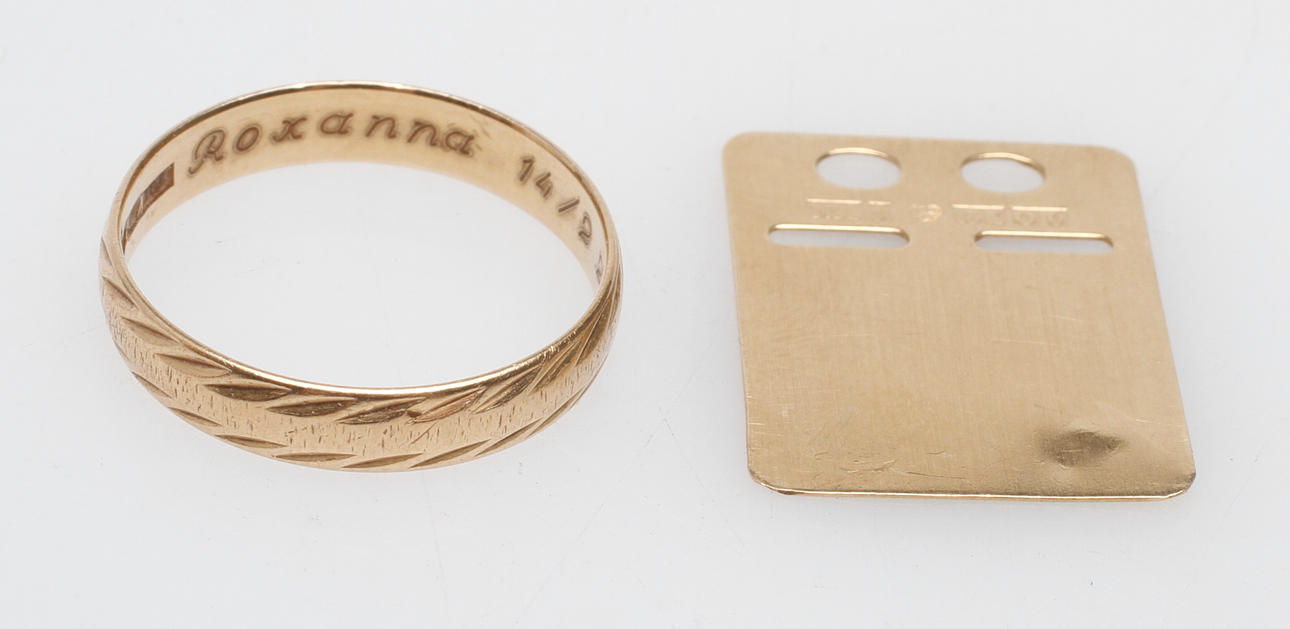 RING samt ID-BRICKA, 18k guld, vikt ca 4 gr.