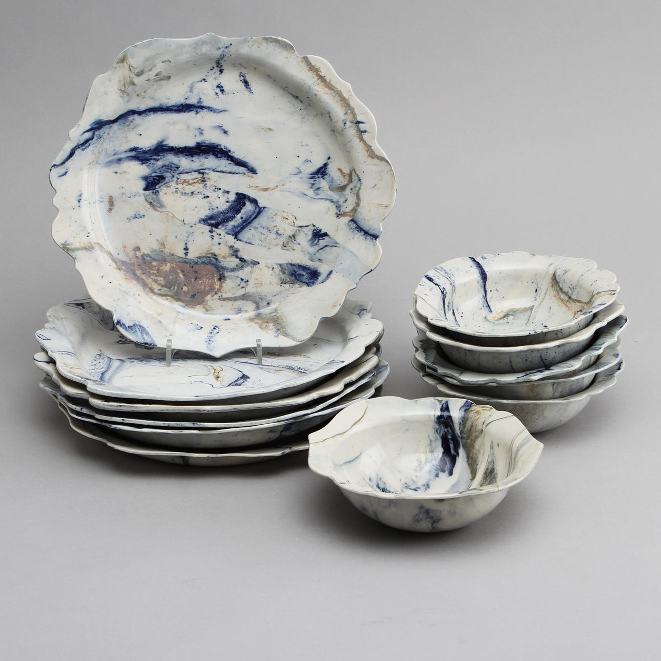 6 TALLRIKAR och 6 SKÅLAR, keramik. Cilla Adlercreutz 1980-tal, signerade.