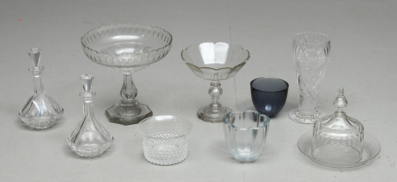 PARTI GLAS, 9 delar, bland annat uppläggningsskålar på fot.