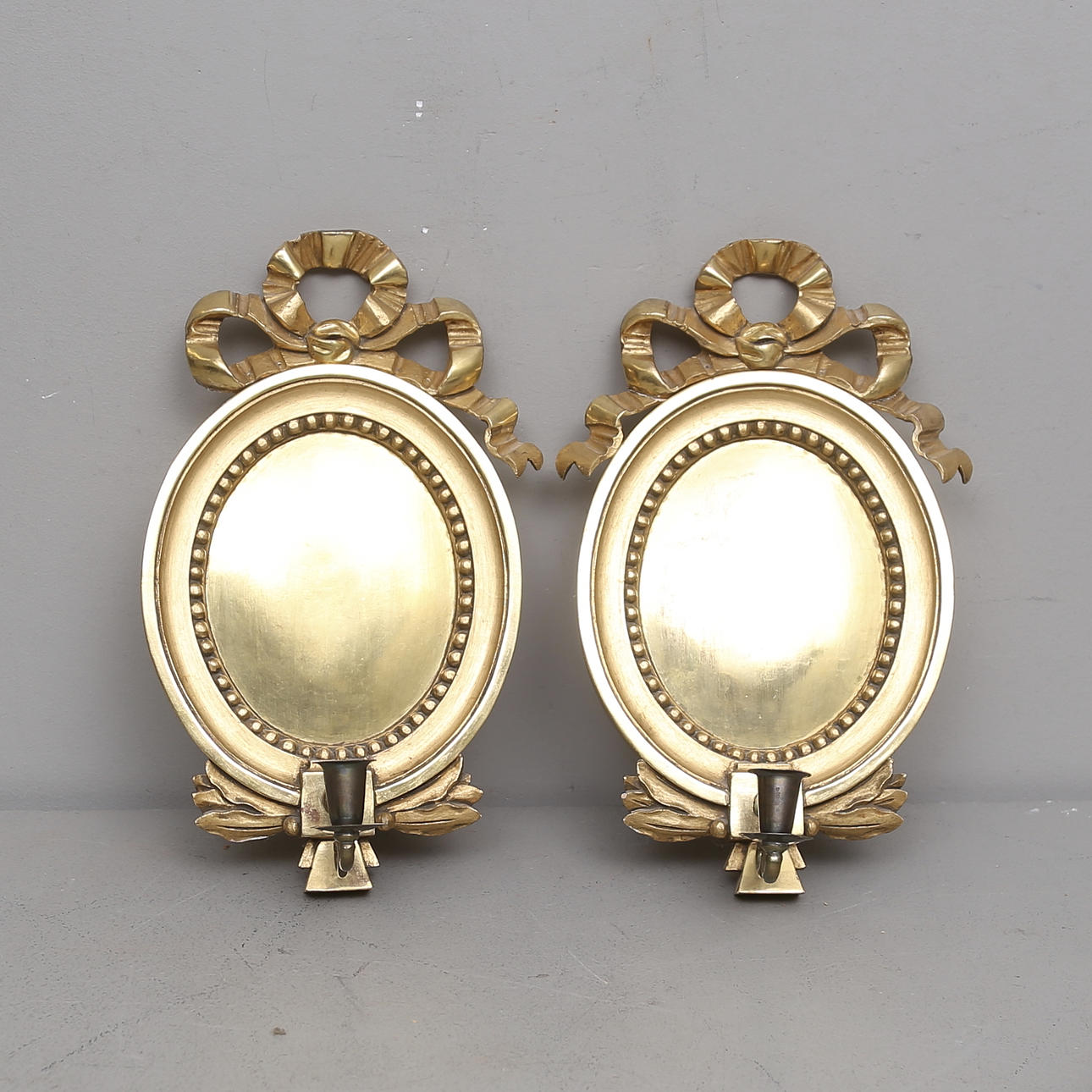 VÄGGLAMPETTER, ett par, gustaviansk stil, 1900-tal.