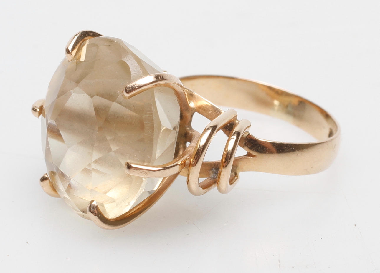 RING, 18k guld, med större sten, total vikt ca 8,2 gr.