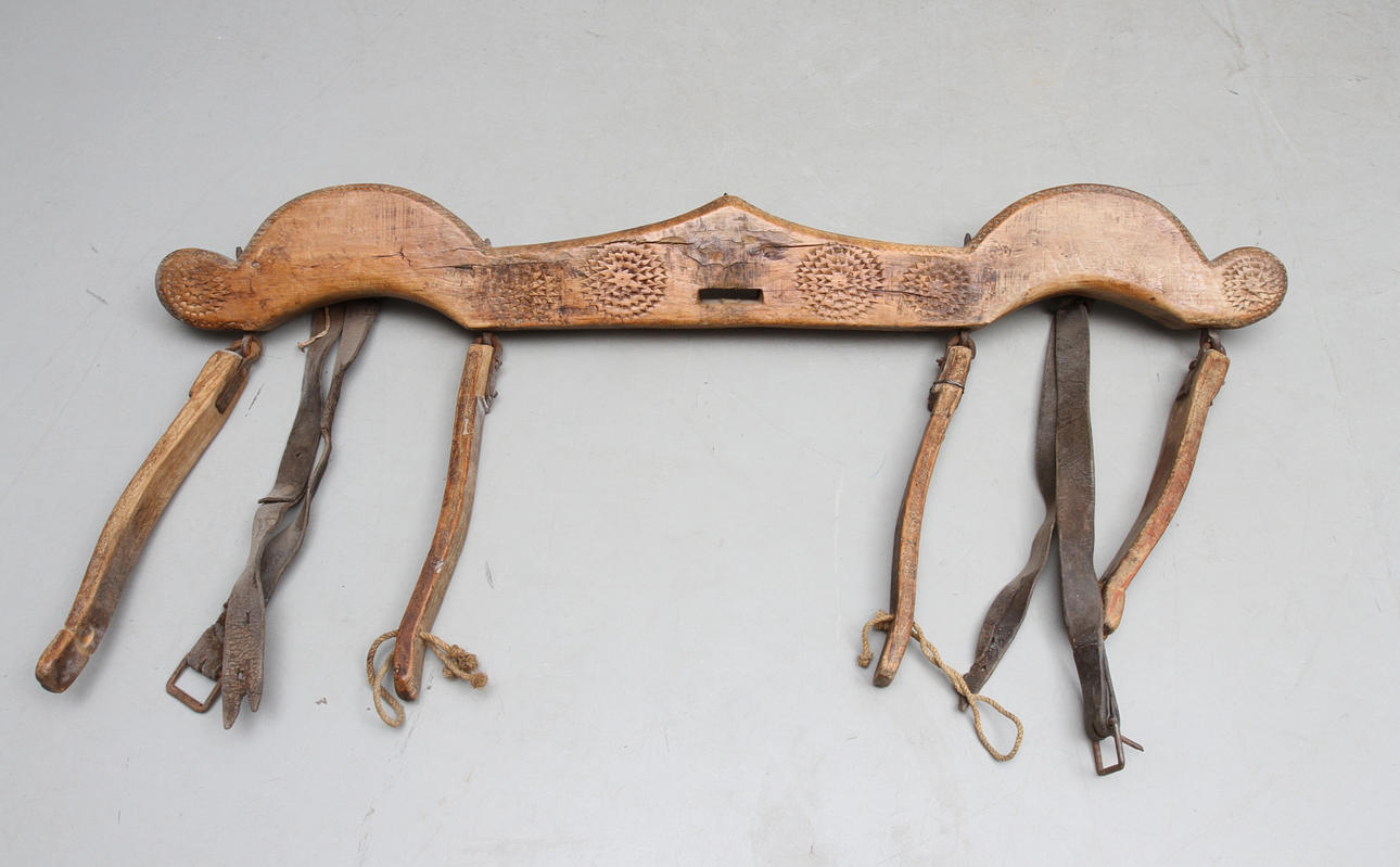 OXOK, trä och metall, skuren dekor, 1800-tal.