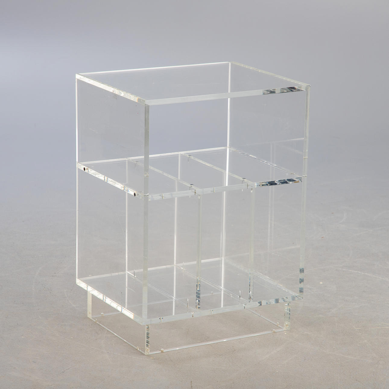 liten akrylhylla med bas.