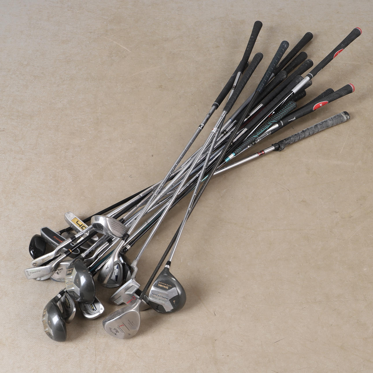 PALOS DE GOLF, 18 piezas.