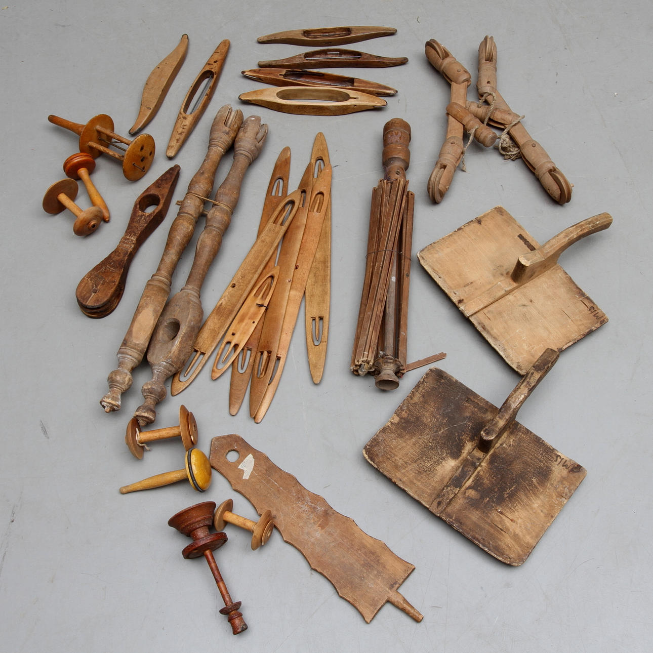 PARTI ALLMOGE, bland annat vävlunor , karda, 1800/1900-tal.