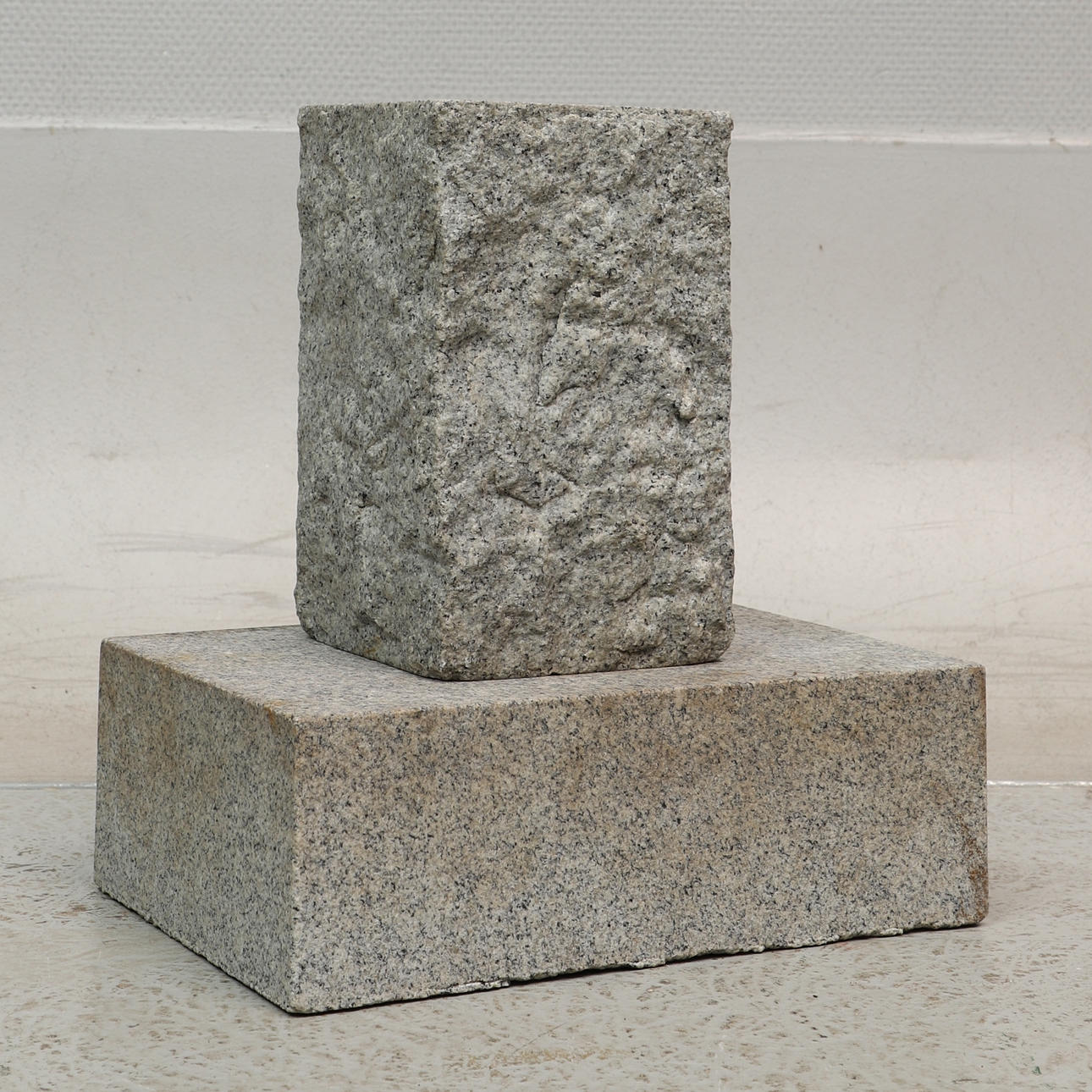 VAS, med fundament, granit.