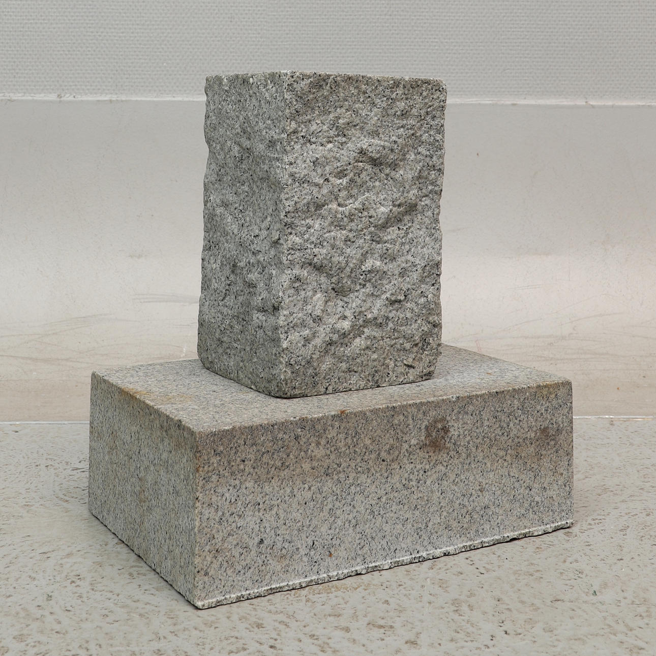 Vase, mit Fundament, Granit.