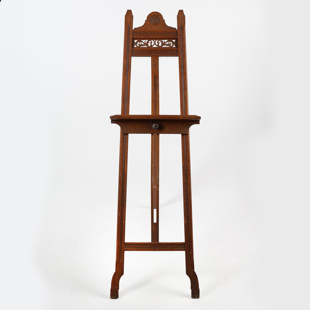 ET VICTORIANSK EGEKUNSTERS STAFFELI.