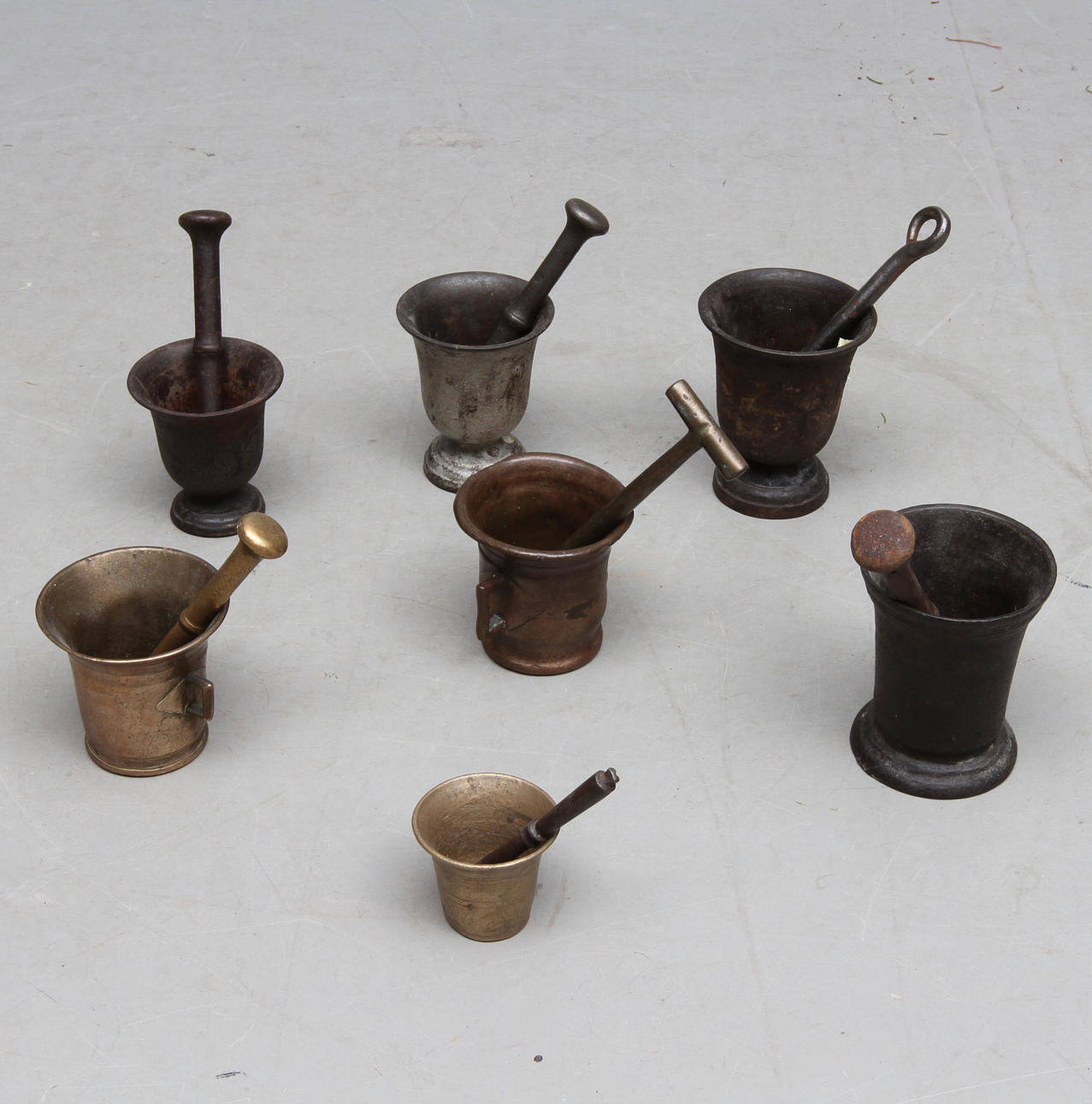 MORTLAR, 7 st, mässing och järn, bland annat Näfveqvarn, 1700 - 1900-tal.