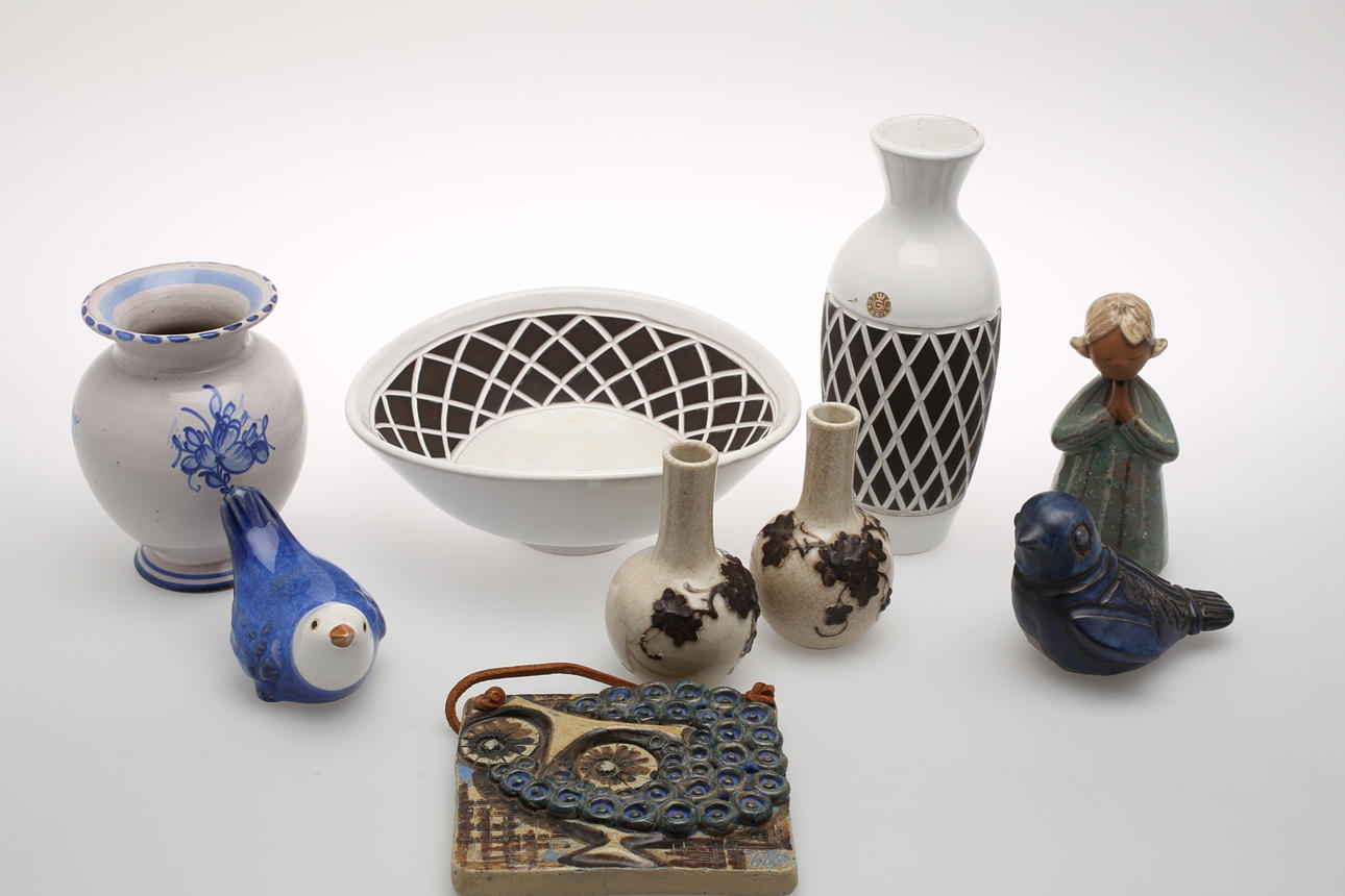 Keramikföremål, 9 delar bland annat tavla, stengods, signerad U. Winblad.