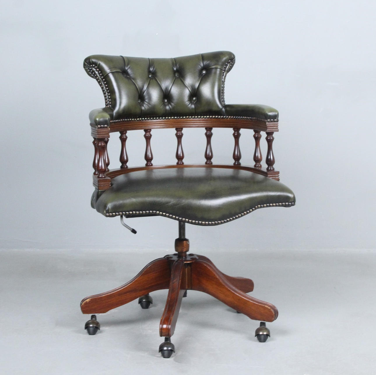 Chesterfield-Sessel / Bürostuhl auf Rollen.
