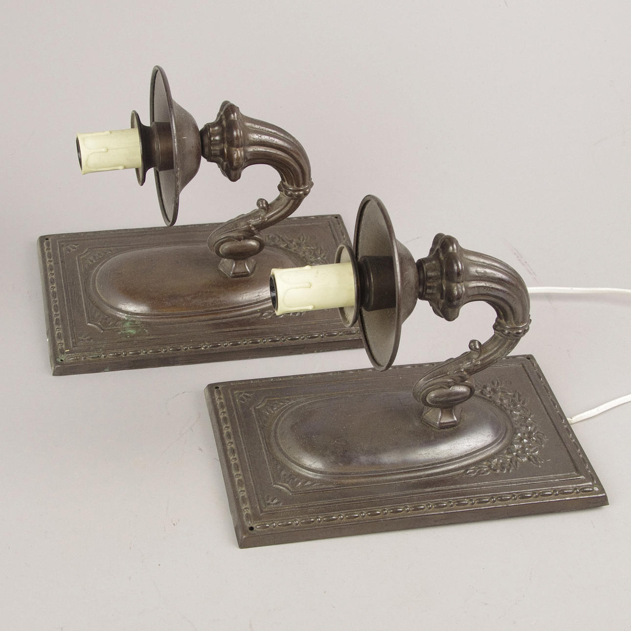 VÄGGLAMPETTER, 1 par, patinerad metall.