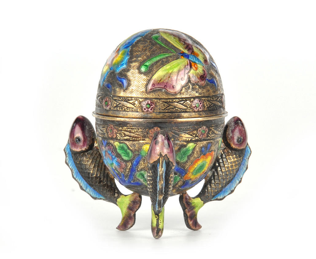 DECKELGEFÄSS (SALZ, KAVIAR), SILBER. Figural locklåda på tre ben, mejslad, emaljerad.