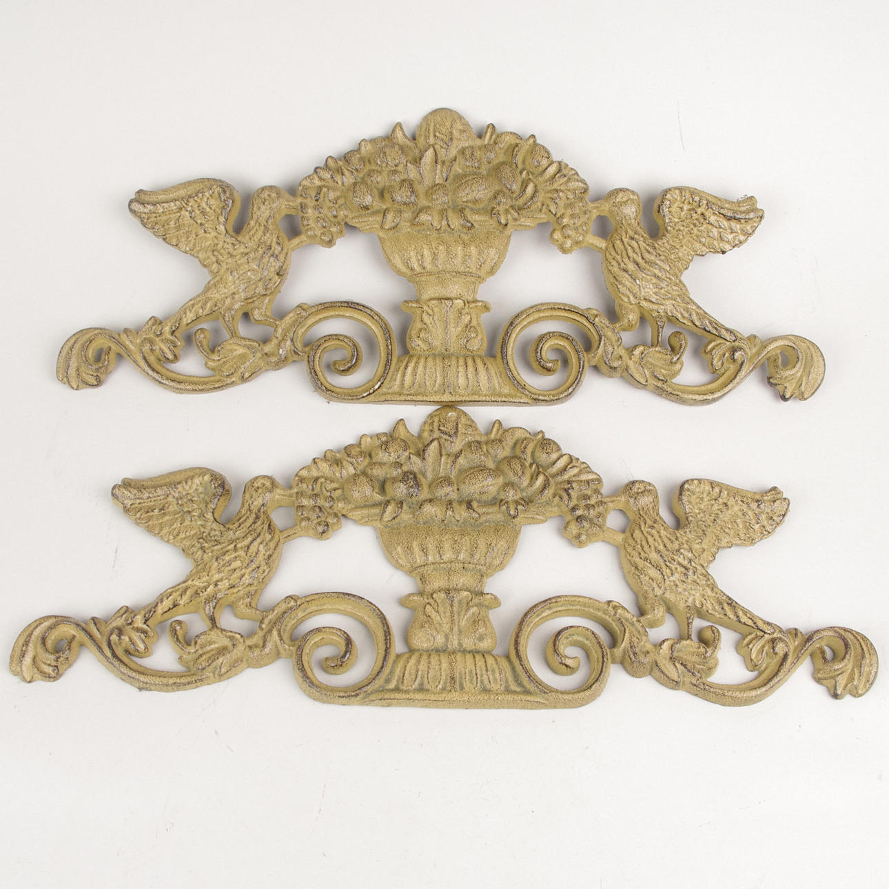 DEKORELEMENT, 1 par, målad gjutjärn, samtida.