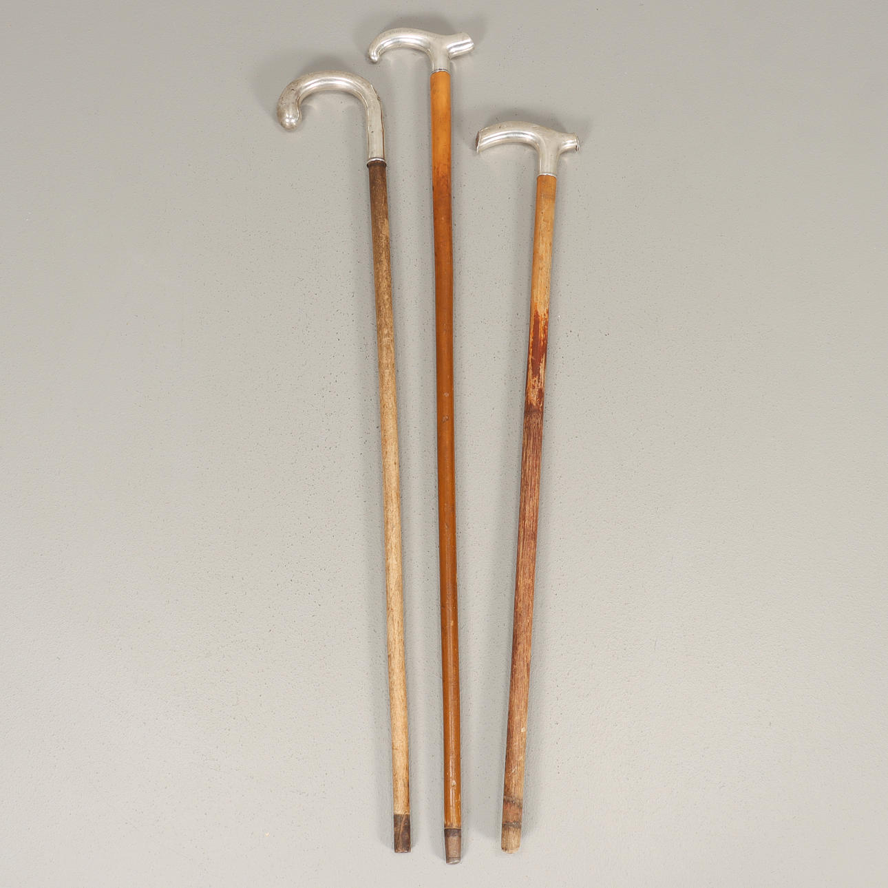 BASTONES de 3 piezas, con muletas plateadas.