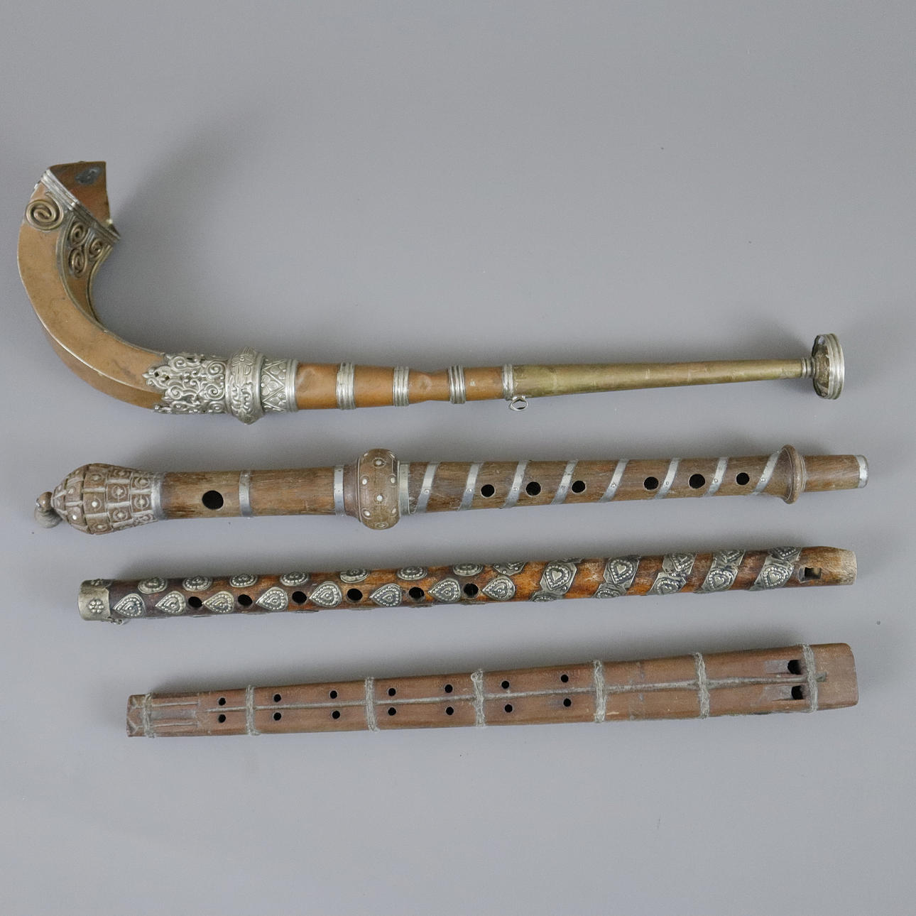 - PALJON PUHALLINSOITTIMIA - TIBET/NEPAL.