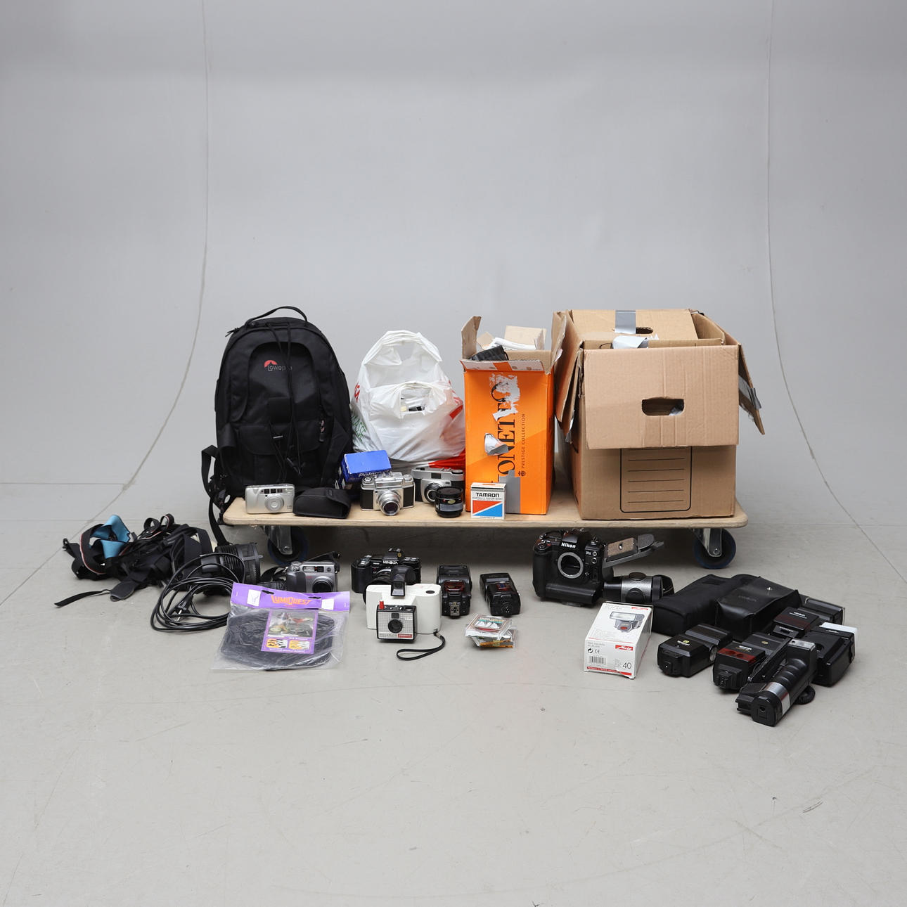 MASSER AF KAMERAER OG TILBEHØR.