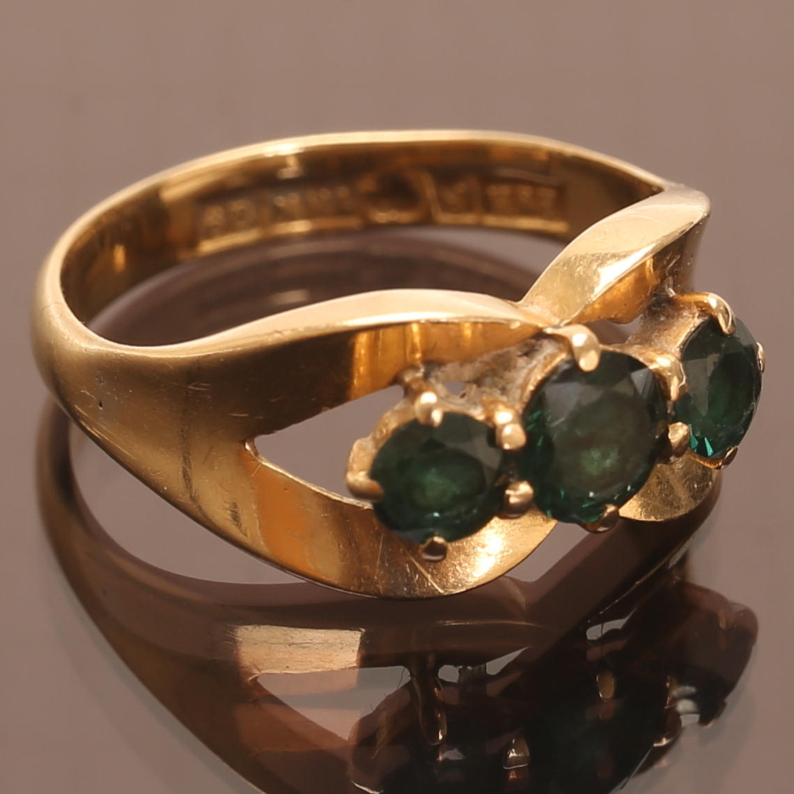 RING mit Steinen, 18 Karat Gold.