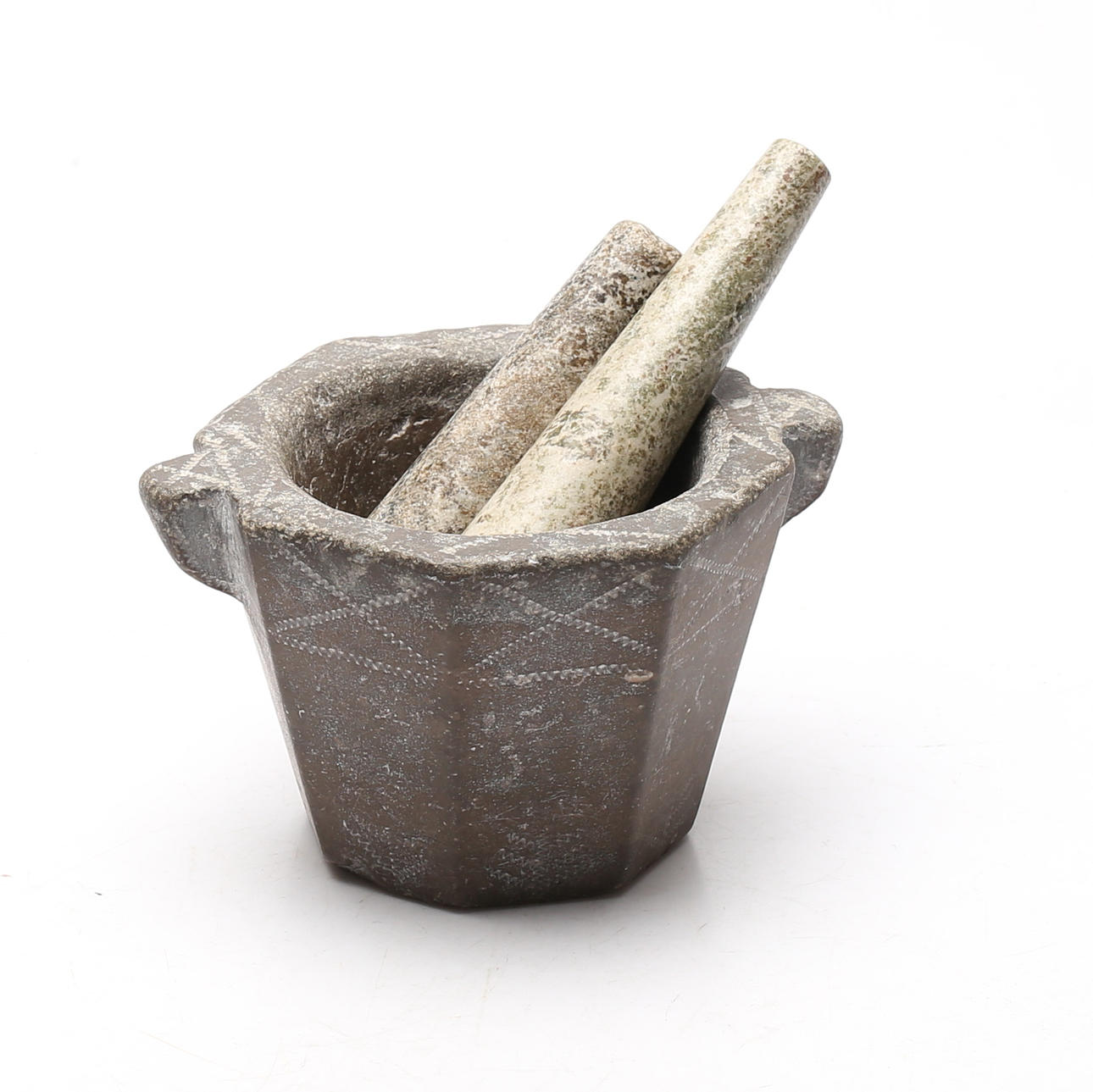 MORTEL kalksten möjligen Borghamn, signerad 1885.