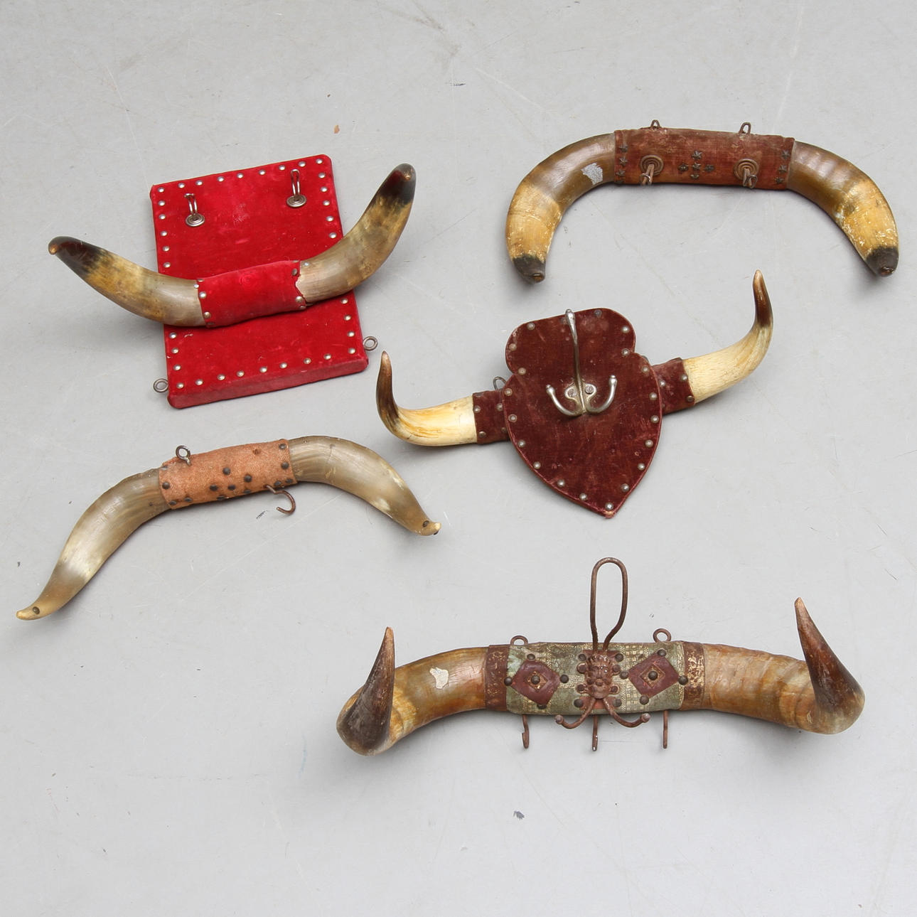 KLÄDHÄNGARE, 5 st, horn, 1900-talets början.